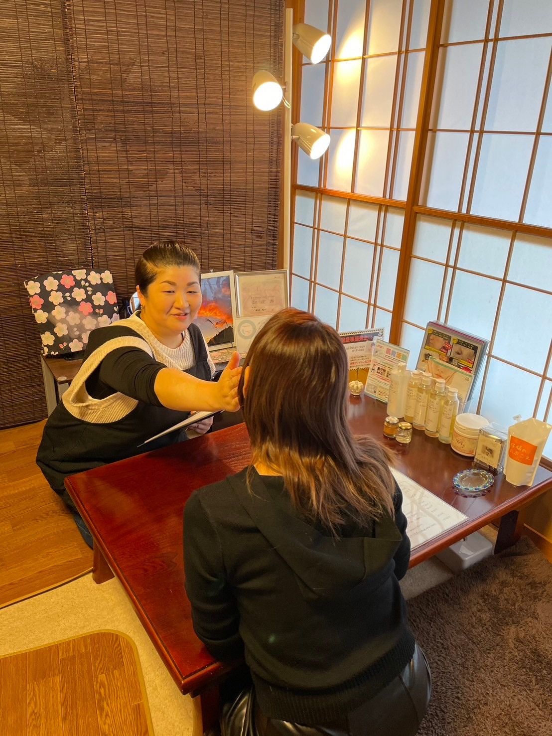 きれい処すずなで鏡を見ながら今日の肌状態を確認する様子